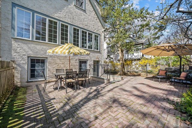 26 Shadow Lane, Larchmont, NY 10538