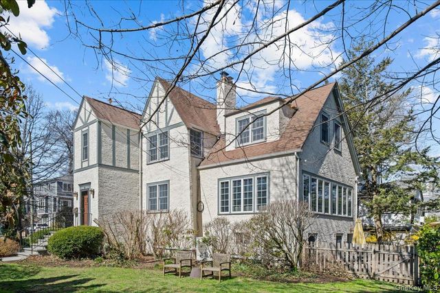 26 Shadow Lane, Larchmont, NY 10538