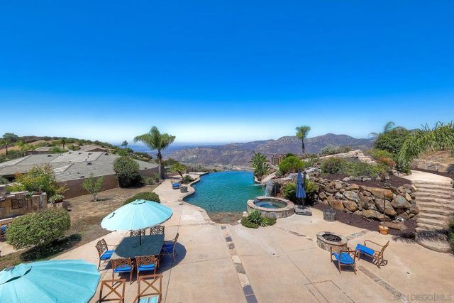 15068 Creek Hills Rd, El Cajon, CA 92021