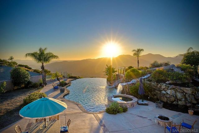 15068 Creek Hills Rd, El Cajon, CA 92021