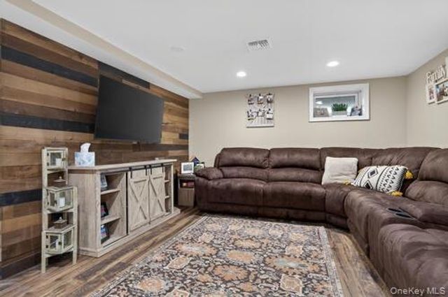 545 Marcellus Road, Williston Park, NY 11596