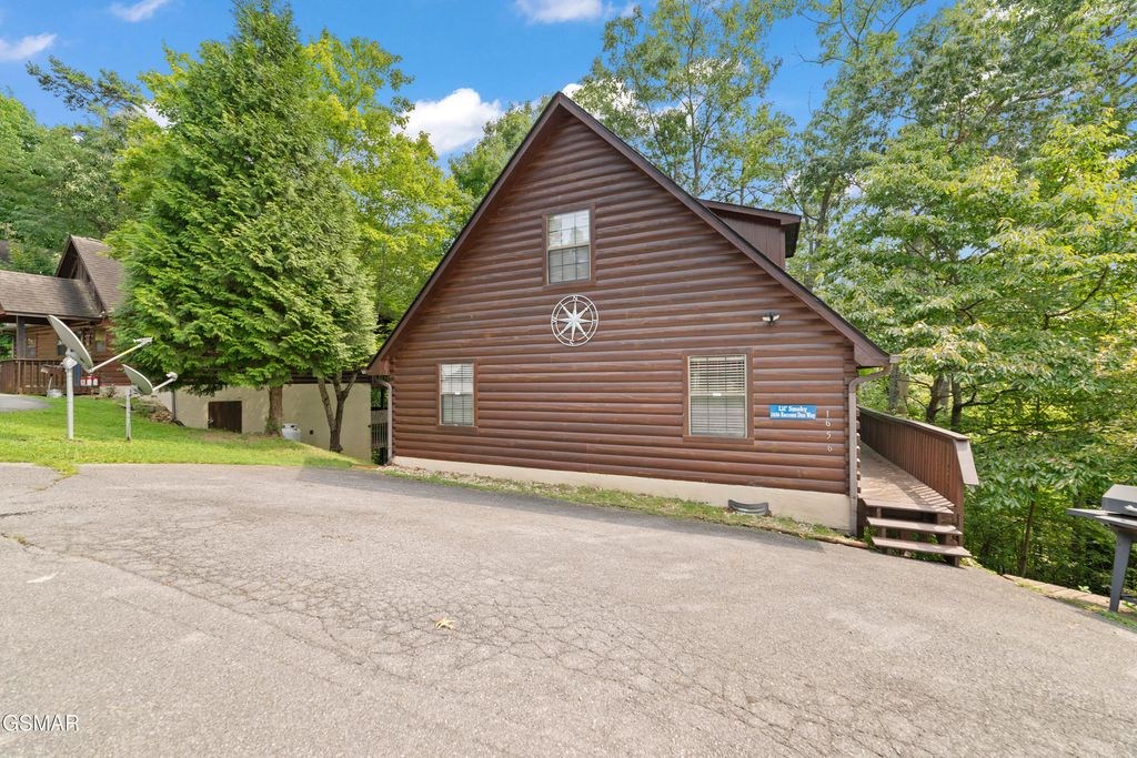 1656 Racoon Den Way, Sevierville, TN 37862
