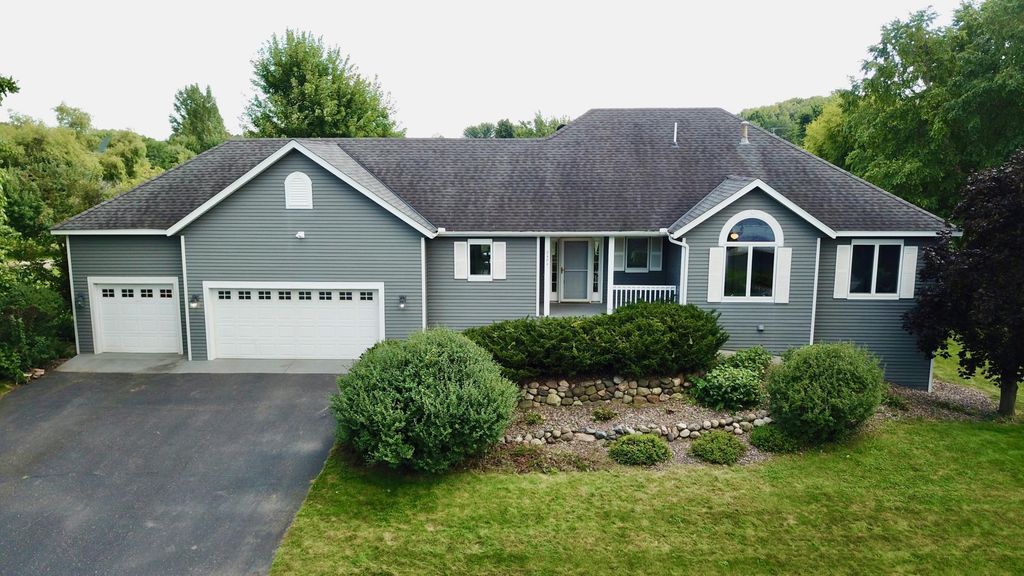 2484 Briar Oakes Boulevard, Monticello, MN 55362