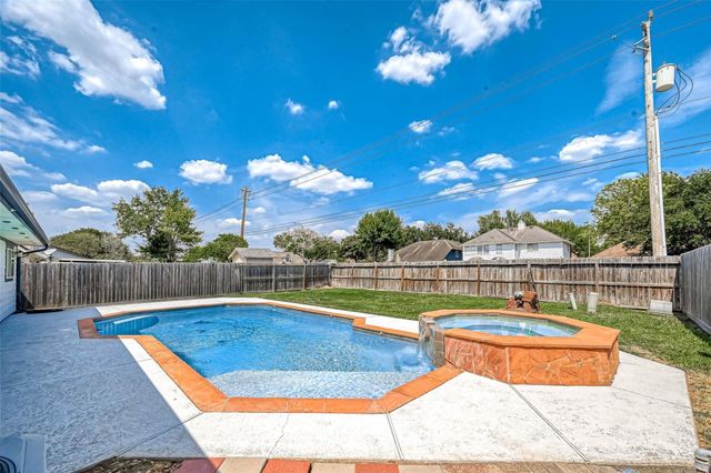 16027 Surrey Woods Drive, Friendswood, TX 77546