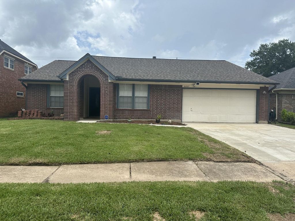16027 Surrey Woods Drive, Friendswood, TX 77546