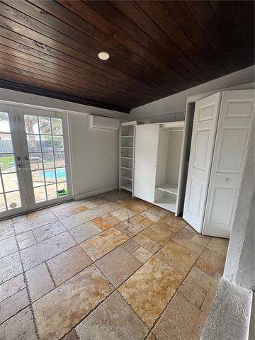 551 E 60th St, Hialeah, FL 33013