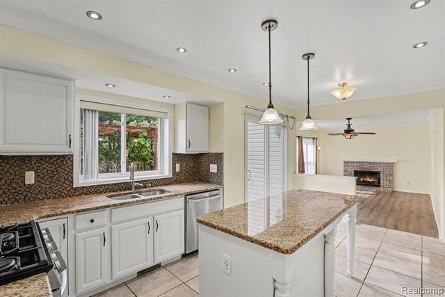 1809 Poppleton Drive, West Bloomfield, MI 48324