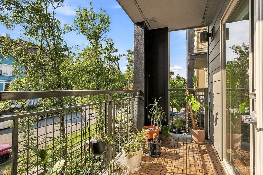 Image 2 of property listing at 412 11th Avenue #303, Seattle, WA 98122