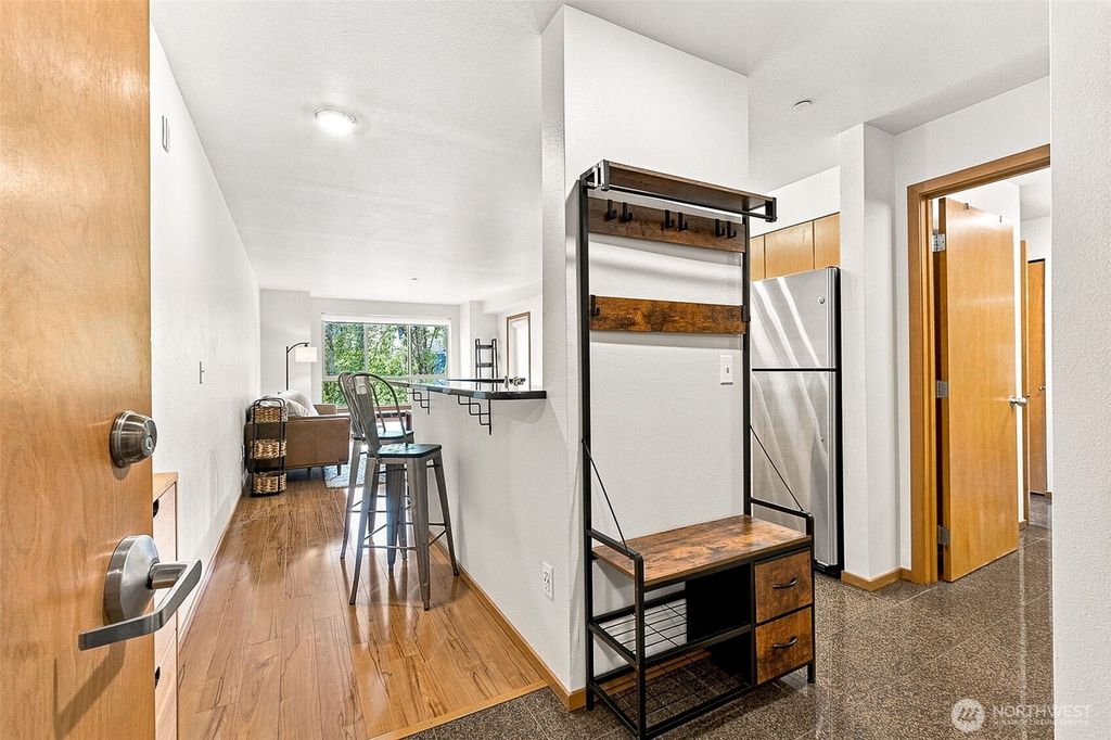 Image 11 of property listing at 412 11th Avenue #303, Seattle, WA 98122