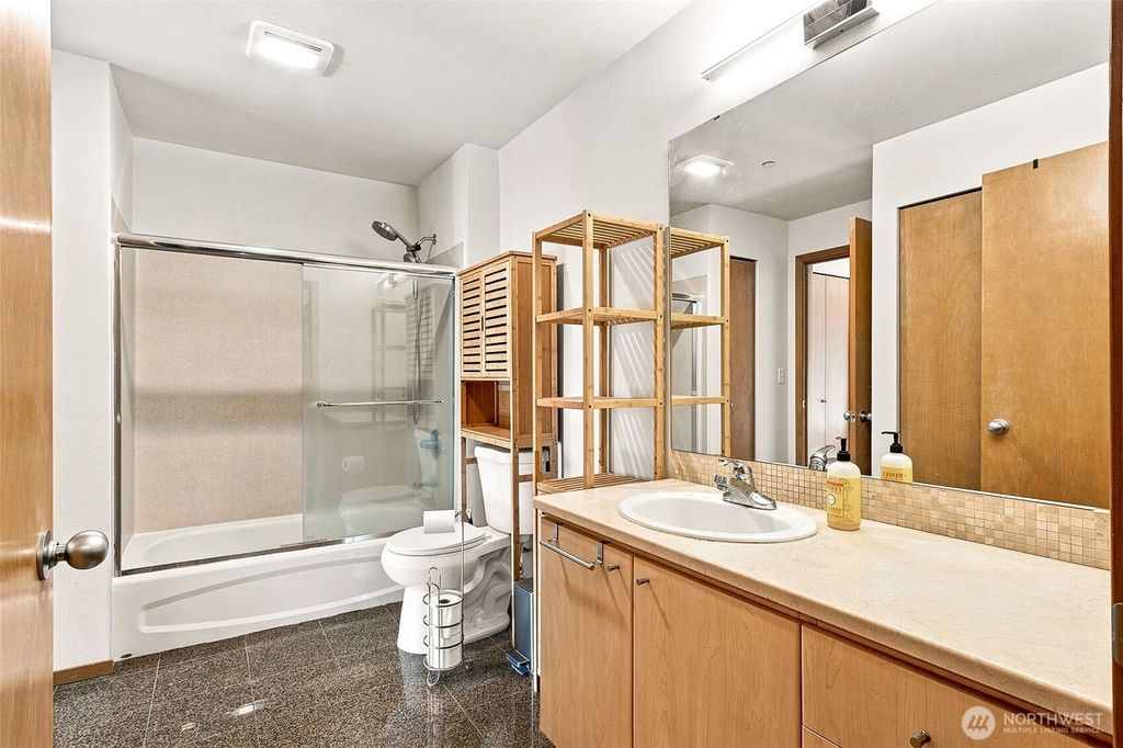 Image 12 of property listing at 412 11th Avenue #303, Seattle, WA 98122