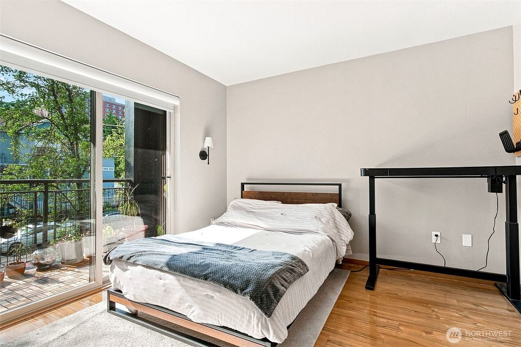 Image 13 of property listing at 412 11th Avenue #303, Seattle, WA 98122