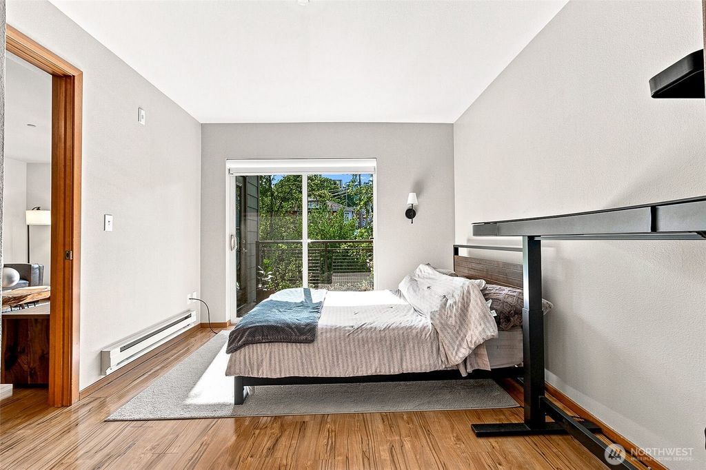 Image 14 of property listing at 412 11th Avenue #303, Seattle, WA 98122