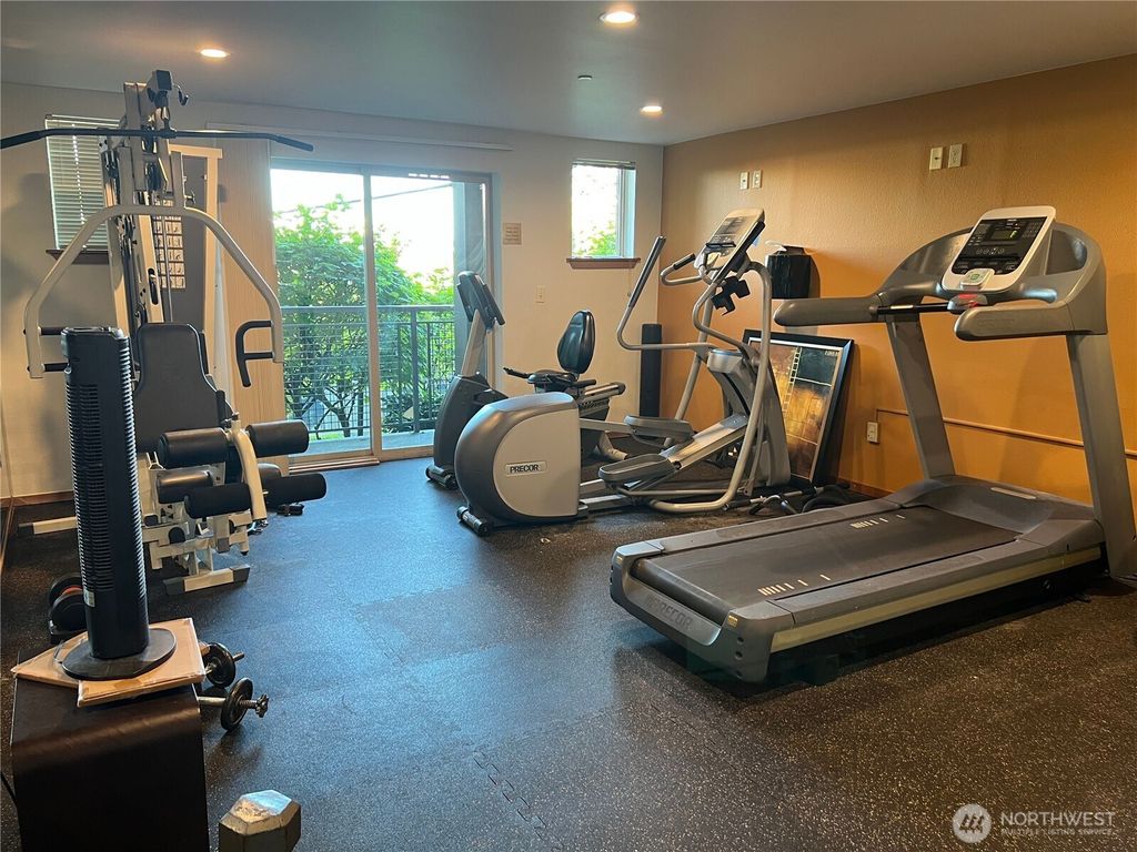Image 17 of property listing at 412 11th Avenue #303, Seattle, WA 98122