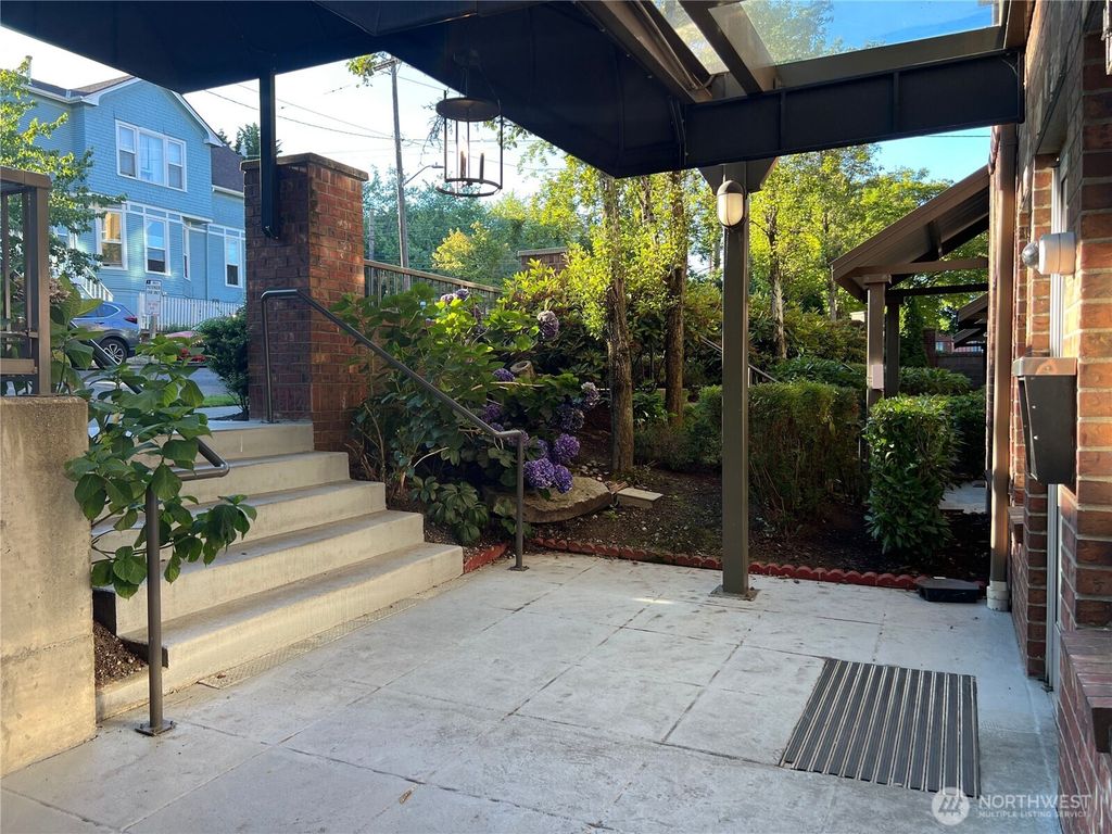 Image 20 of property listing at 412 11th Avenue #303, Seattle, WA 98122