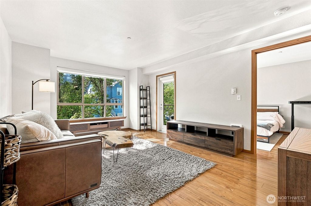 Image 3 of property listing at 412 11th Avenue #303, Seattle, WA 98122