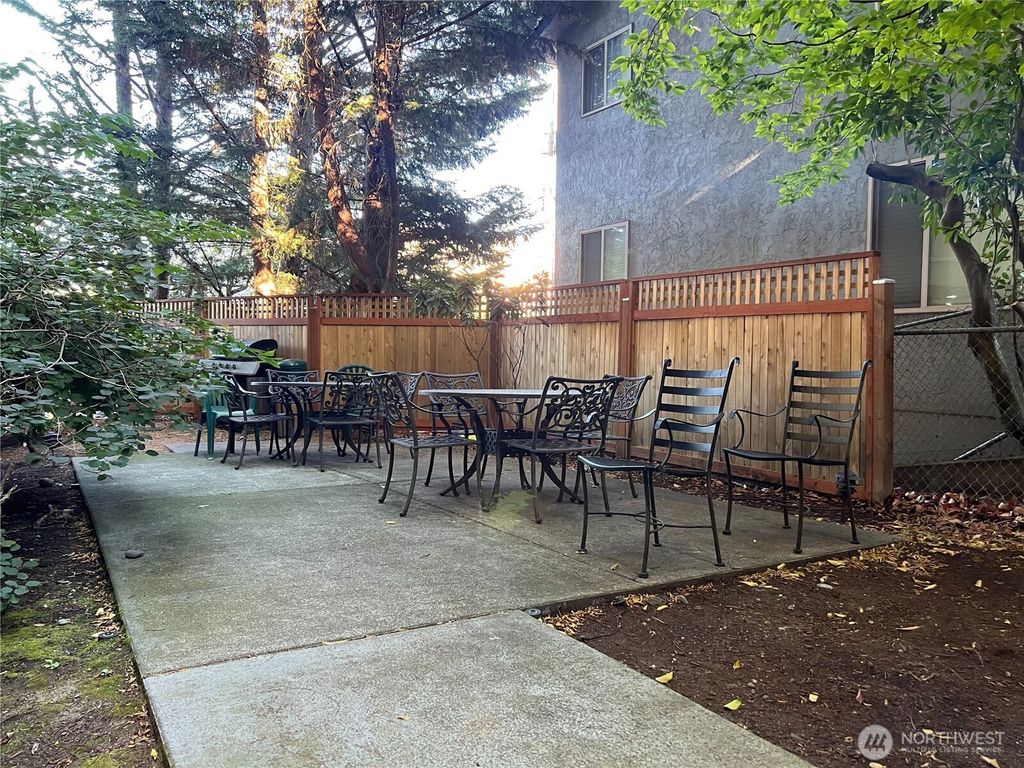 Image 21 of property listing at 412 11th Avenue #303, Seattle, WA 98122
