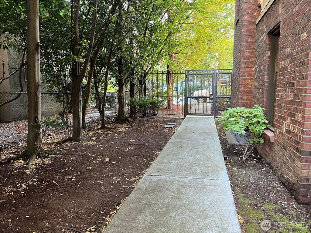 Image 22 of property listing at 412 11th Avenue #303, Seattle, WA 98122