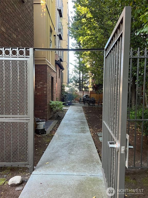 Image 23 of property listing at 412 11th Avenue #303, Seattle, WA 98122