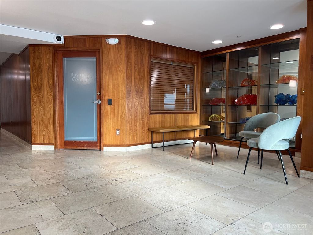 Image 24 of property listing at 412 11th Avenue #303, Seattle, WA 98122