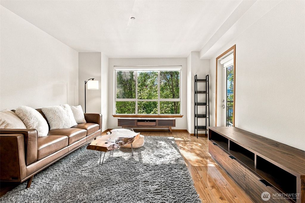 Image 4 of property listing at 412 11th Avenue #303, Seattle, WA 98122