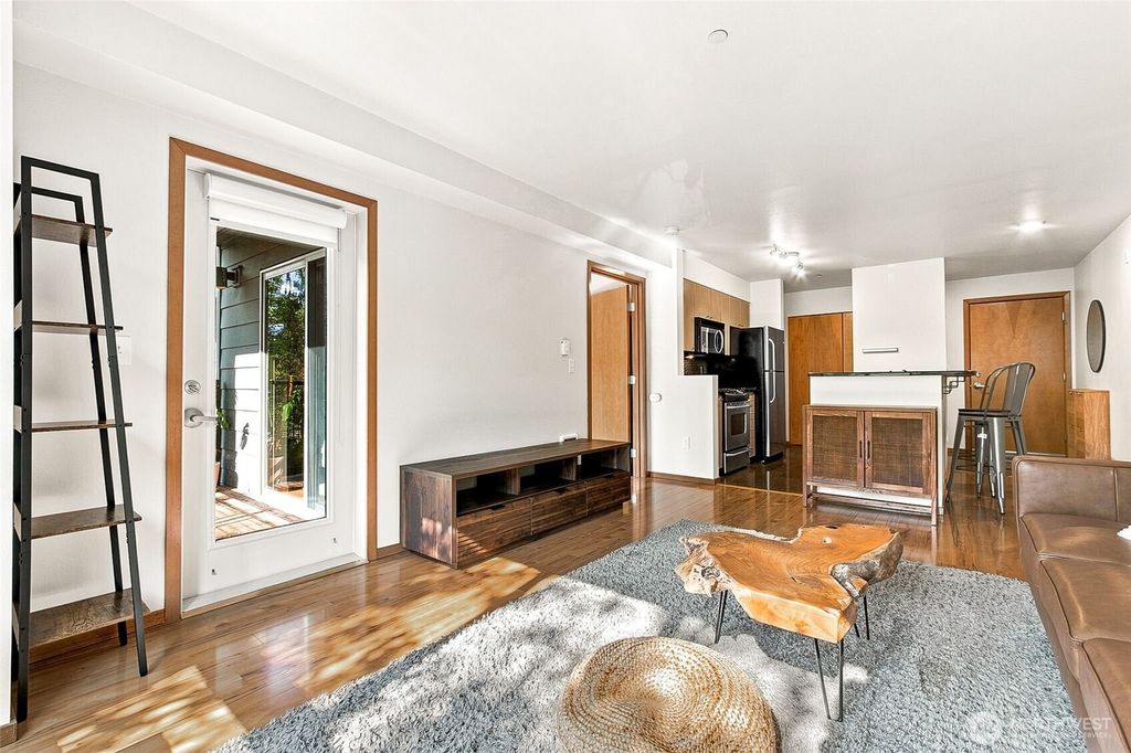 Image 5 of property listing at 412 11th Avenue #303, Seattle, WA 98122
