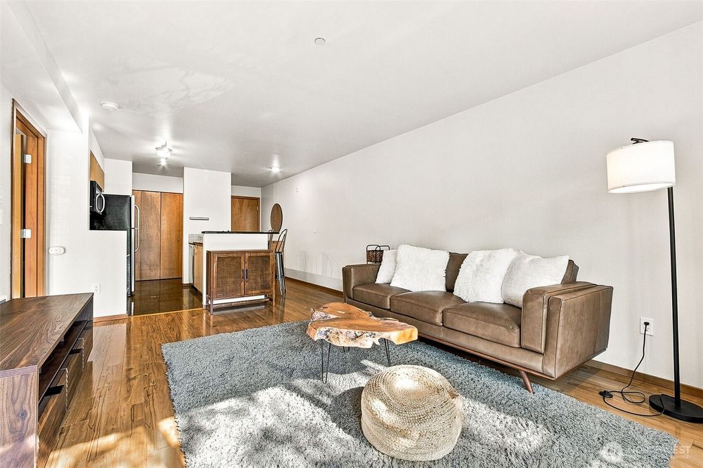 Image 6 of property listing at 412 11th Avenue #303, Seattle, WA 98122