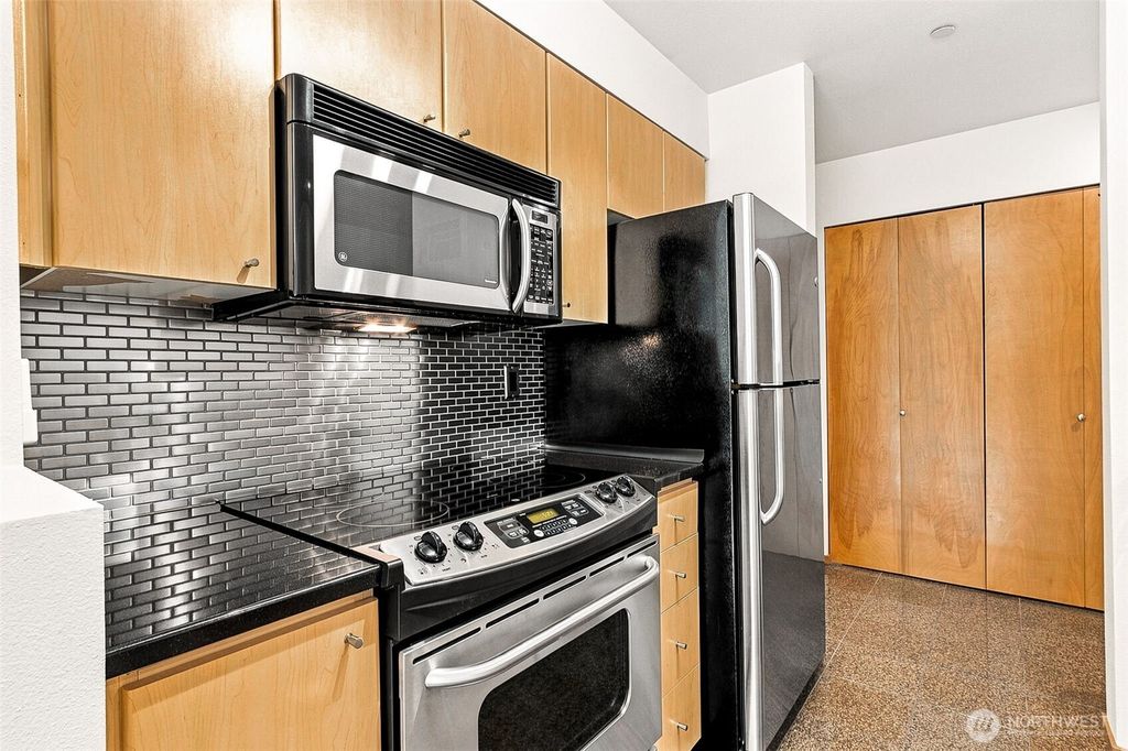 Image 7 of property listing at 412 11th Avenue #303, Seattle, WA 98122