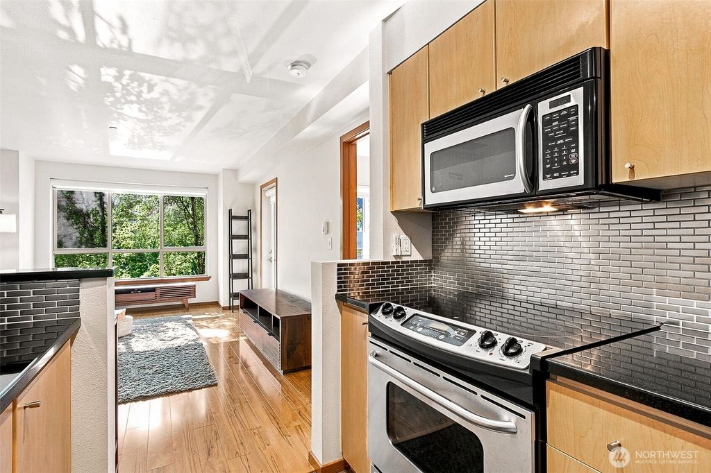 Image 8 of property listing at 412 11th Avenue #303, Seattle, WA 98122