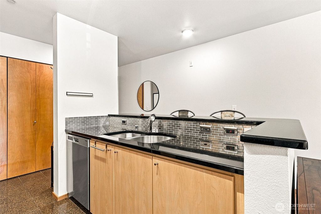 Image 9 of property listing at 412 11th Avenue #303, Seattle, WA 98122