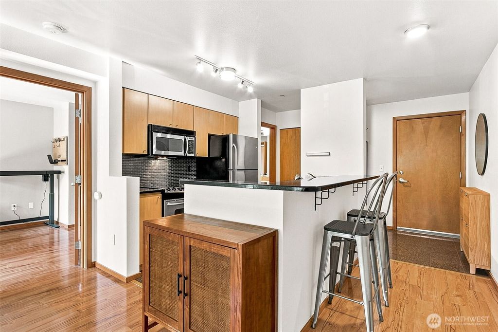 Image 10 of property listing at 412 11th Avenue #303, Seattle, WA 98122