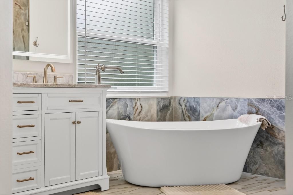 Image 4 of property listing at 5477 GLEN OAK PLACE, Sanford, FL 32771