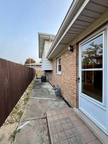 4230 Barry Lane, Oak Forest, IL 60452