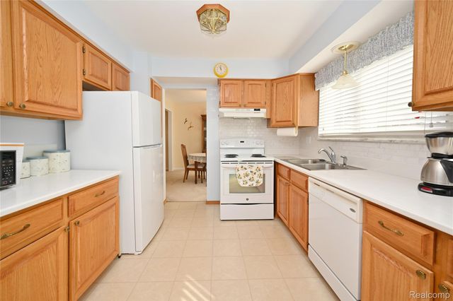 5104 Prentis Drive, Troy, MI 48085