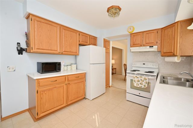 5104 Prentis Drive, Troy, MI 48085