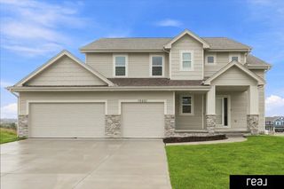 10651 S 102 Avenue, Papillion, NE 68046