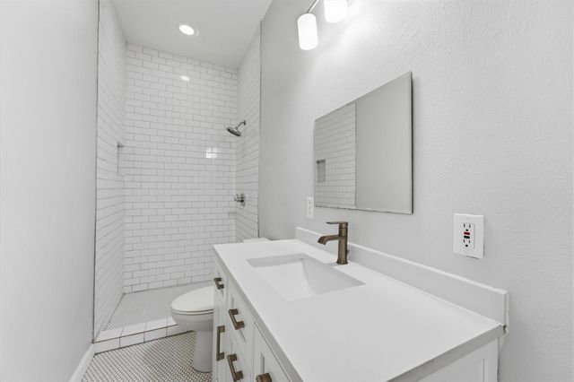 202 E 34th Street, Houston, TX 77018