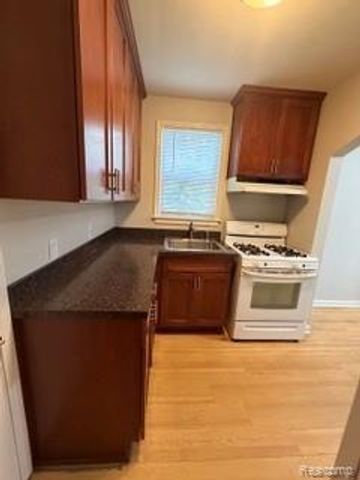 271 Dick Avenue, Pontiac, MI 48341