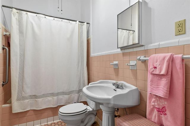 630 NE 6TH AVENUE, Gainesville, FL 32601