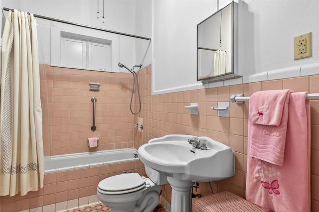 630 NE 6TH AVENUE, Gainesville, FL 32601