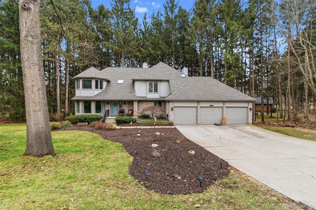 9641 Rolling Greens Drive, Hamburg Township, MI 48169