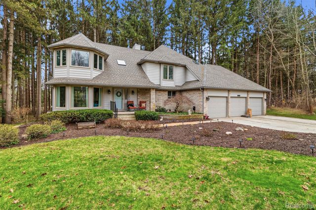 9641 Rolling Greens Drive, Hamburg Township, MI 48169