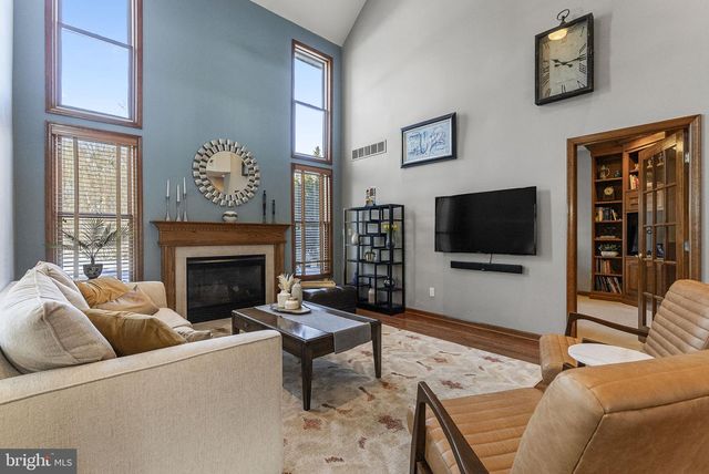 5 TARA DR, Mount Laurel, NJ 08054