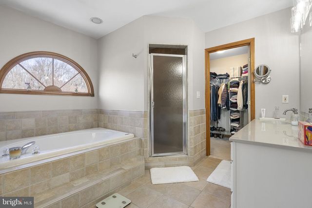 5 TARA DR, Mount Laurel, NJ 08054