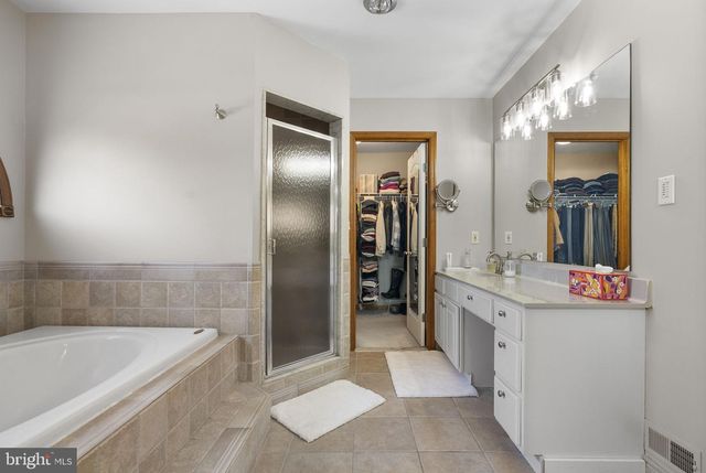 5 TARA DR, Mount Laurel, NJ 08054