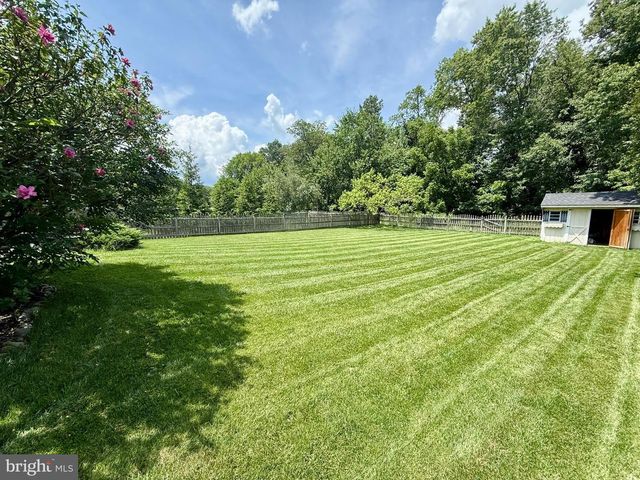 5 TARA DR, Mount Laurel, NJ 08054