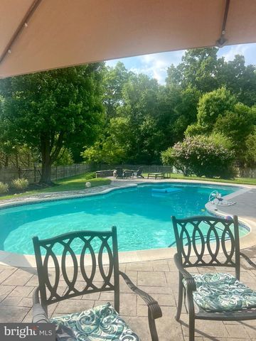 5 TARA DR, Mount Laurel, NJ 08054