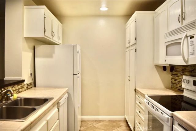 24525 W Trevino Drive U2, Valencia, CA 91355