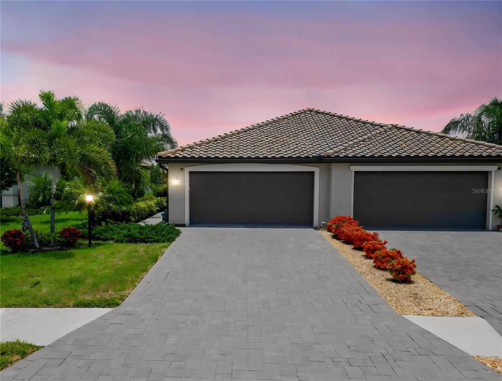 Image 2 of property listing at 5323 WHITE SAND COVE, Bradenton, FL 34211