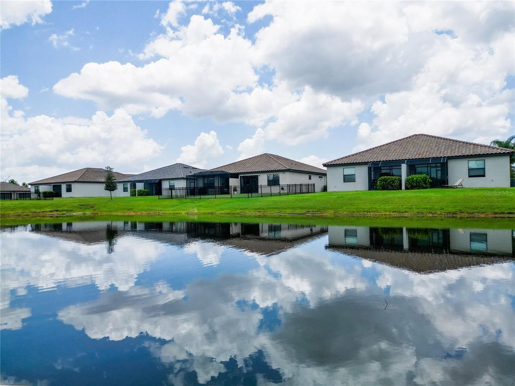 Image 15 of property listing at 5323 WHITE SAND COVE, Bradenton, FL 34211