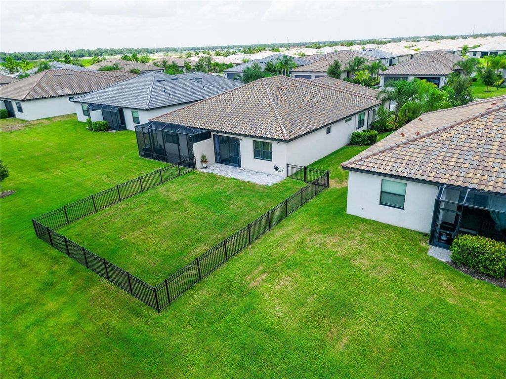 Image 16 of property listing at 5323 WHITE SAND COVE, Bradenton, FL 34211